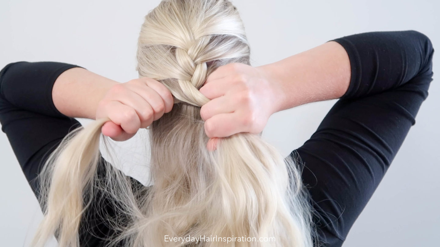 How To French Braid Your Own Hair Hand Placements How To Add Hair   Skærmbillede 2020 06 03 Kl. 18.03.50 2 1440x810 